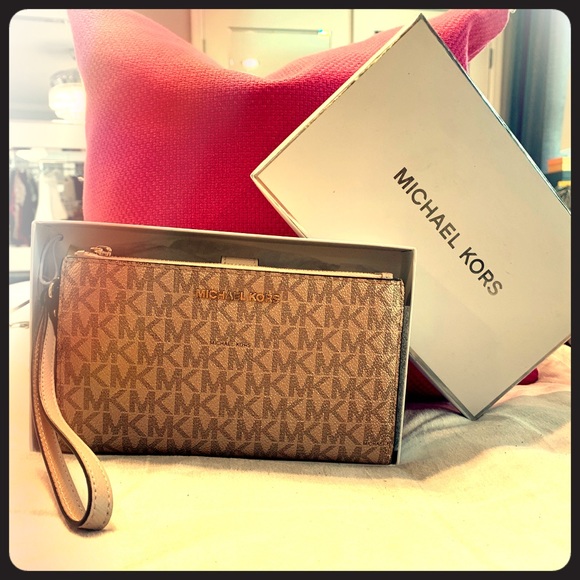 Michael Kors Handbags - Michael Kors Rose Gold Jet Set Travel Wristlet